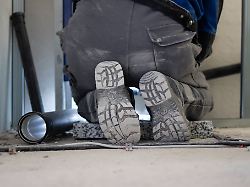 handwerkerauftraege sollten an eingetragene fachbetriebe vergeben werden haustuergeschaefte sind riskant und oft teuer