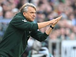 hat alle haende voll zu tun bei werder bremen cheftrainer horst steffen 1