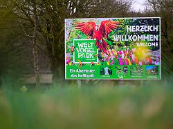 herzlich willkommen weltvogelpark walsrode steht auf einem schild am eingang zum park der weltvogelpark walsrode oeffnet am wochenende seine pforten und laeutet den fruehling ein