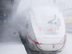 hier geht erst mal nichts mehr wer bei schnee oder glaette zu spaet oder gar nicht zur arbeit kommt muss mit lohnausfaellen rechnen