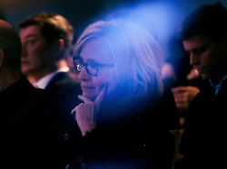 hillary clinton r fruehere us aussenministerin nimmt an der eroeffnung von dem the world forum 2026 unter dem titel will democracy will humankind will the planet survive im hotel adlon kempinski teil 1