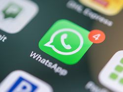 illustration das whatsapp logo auf einem smartphone aufgenommen am 16 07 2025 in berlin deutschland gestellte szene