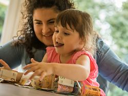 illustration ein kleines maedchen und seine mutter sitzen am 11 08 2021 in weyhe niedersachsen vor geldscheinen gestellte szene