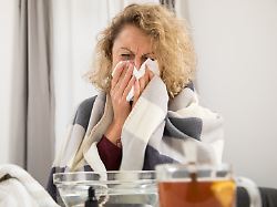 illustration eine frau steht am 13 11 2018 in einer wohnung in hamburg und bereitet ein gesichtsdampfbad vor gestellte szene