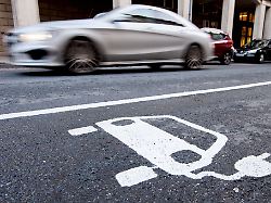 im alltagsbetrieb auf der strasse sind plug in hybride laut fraunhofer isi deutlich durstiger als auf dem papier