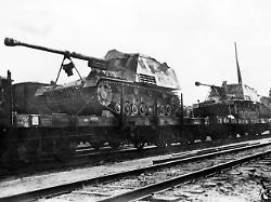 in russland warten panzerjaeger mit pak 43 auf selbstfahrlafette auf den weitertransport