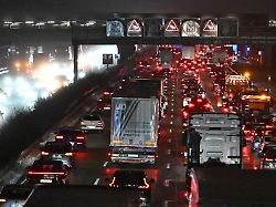 in der naehe des frankfurter flughafens staut sich der verkehr auf der a3 kraeftiger schneefall hat fuer chaos auf den strassen in hessen gesorgt