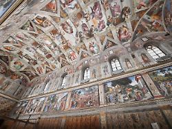 innenanschicht der sixtinischen kapelle in rom italien mit dem deckenfresko die erschaffung adams von michelangelo buonarroti aufgenommen am 01 09 2016