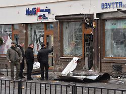 innenminister ihor klymenko 2 v r inspiziert den ort eines toedlichen terroranschlags im zentrum von lwiw lemberg