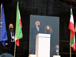 iranische demo auf der theresienwiese mit ueber 100 000 teilnehmern riesige iranische fahne internationaler protest fuer menschenrechte und freiheit im iran rede von kronprinz reza pahlavi 14