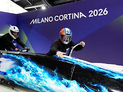 israel s adam edelman right starts for a four man bobsled training session at the 2026 winter olympics in cortina d ampezzo italy wednesday feb 18 2026