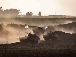 israelische panzer bewegen sich in der naehe der grenze zwischen israel und gaza nach dem ende der siebentaegigen waffenruhe zwischen israel und den hamas kaempfern