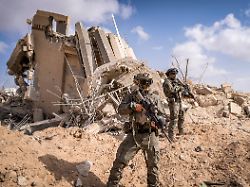 israelische soldaten in der stadt rafah im sueden des gazastreifens