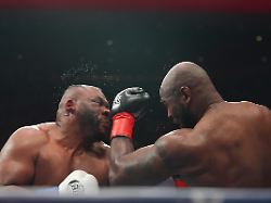 jarrell miller l schlaegt kingsley ibeh waehrend eines boxkampfes im schwergewicht miller verliert sein haarteil