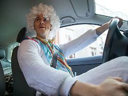 jeck werden aber mit bedacht denn bestimmte kostuemierungen sind tatsaechlich auch hinter dem steuer erlaubt manche jedoch nicht