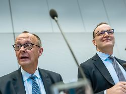 jens spahn r cdu cdu csu fraktionsvorsitzender im bundestag sitzt neben bundeskanzler friedrich merz cdu vor beginn der fraktionssitzung im bundestag