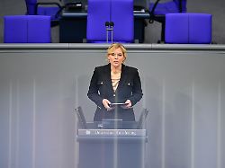 julia kloeckner cdu praesidentin des deutschen bundestages spricht waehrend einer gedenkstunde im deutschen bundestag anlaesslich des holocaust gedenktags