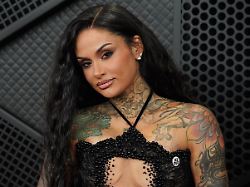 kehlani kommt bei den 68 grammy awards an sie traegt einen pin mit dem aufdruck ice out