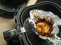 keine gute idee durch die alufolie im airfryer kann die luftzirkulation gestoert werden die lebensmittel werden so weniger knusprig