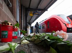 kerzen und blumen erinnern auf dem bahnsteig am bahnhof in landstuhl an den getoeteten bahnmitarbeiter serkan c