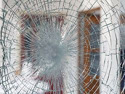 kleiner unfall mit einer glasscheibe die private haftpflichtversicherung deckt personen sach und vermoegensschaeden ab