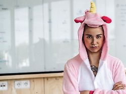 kollegin einhorn bitte uebernehmen sie der chef darf bei berechtigtem interesse ein kostuem anordnen