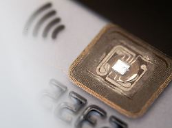 kontaktloses zahlen nfc chips in karten und geraeten ermoeglichen schnelle transaktionen