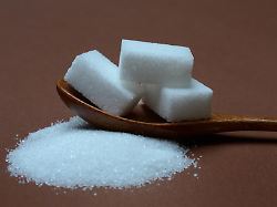 kristallzucker und zuckerwuerfel in loeffel zucker