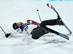 livigno italien 20260215 elias lajunen finland kraschade under herrarnas freeski big air kval vid os i livigno italien bilden ingar i sportpaket