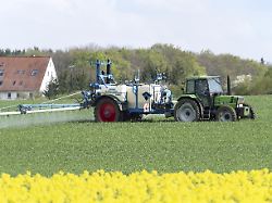 landwirtschaft pflanzenschutzmittel wird im fruehling auf ein feld aufgespritzt schwaebische alb baden wuerttemberg deutschland europa
