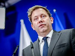 lars klingbeil spd bundesminister der finanzen vizekanzler und spd bundesvorsitzender gibt bei seinem antrittsbesuch in polen eine pressekonferenz