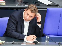 lars klingbeil spd bundesminister der finanzen vizekanzler und spd bundesvorsitzender sitzt im bundestag bei der fortsetzung der haushaltsberatungen