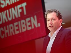 lars klingbeil vorsitzender der spd spricht spricht wshrend der jahresauftaktklausur des spd parteivorstands unter dem motto zusammen zukunft schreiben im willy brandt haus