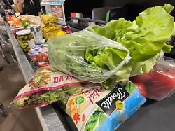 lebensmittel werden immer teurer waren gueter lebensmittel liegen auf einem kassenband an einer supermarktkasse salat gemuese