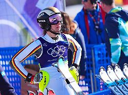 lena duerr steht nach ihrem aus enttaeuscht ins ziel