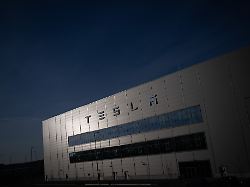 licht faellt auf den teil der tesla gigafactory berlin brandenburg in dem sich teile der batteriefertigung befinden