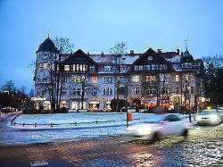 lichter brennen am mexikoplatz in einem haus waehrend autos daran vorbeifahren