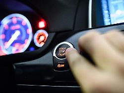 lieber ausschalten den motor im stand laufen zu lassen kostet oft unnoetig kraftstoff und ist in vielen situationen auch verboten