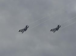 lockheed martin f 35 lightning ii kampfflugzeug zwei militaerflugzeuge der amerikanischen luftwaffe usaf im flug auf dem luftwaffenstuetzpunkt raf lakenheath suffolk england grossbritannien