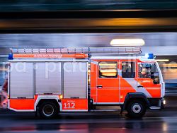 loeschfahrzeug der berliner feuerwehr mit blaulicht und martinshorm auf dem weg zu einem einsatz in berlin