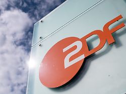 logo des zdf am sendezentrum des zweiten deutschen fernsehens das aktuelle sportstudio des senders wird im internet frueher gesendet