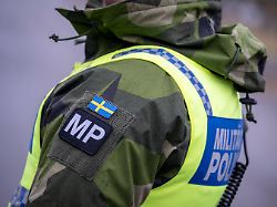 malmoe sverige 20260225 militaerpolis pa plats da det franska hangarfartyget charles de gaulle r91 visades upp foer media och inbjudna pa onsdagen daer det ligger vid kaj norra hamnen i malmoe