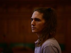 maja t sitzt im gerichtssaal maja t steht wegen mutmasslicher schwerer koerperverletzungen im zuge von protesten gegen rechtsextreme im februar 2023 in budapest vor gericht 1