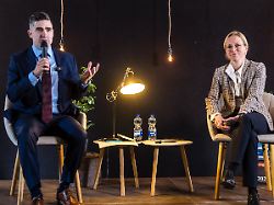 martin sellner und lena kotre sprechen bei einer pressekonferenz vor ihrem vortrag ueber remigration