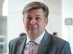 maximilian krah afd im portrait am rande der generaldebatte vor dem plenarsaal bei der 17 sitzung des deutschen bundestag in berlin 09 07