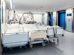 mehrere gebrauchte krankenhausbetten stehen unbesetzt auf einem flur einer klinik die betten wurden bereits genutzt und sind aktuell nicht belegt