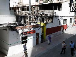 menschen gehen nach einem brand am restaurant why not mallorca vorbei die polizei hat auf mallorca 13 deutsche urlauber festgenommen weil sie den brand ausgeloest haben sollen