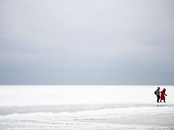 menschen laufen auf der zugefrorenen ostsee bei prerow die laengste seebruecke an der ostseekueste ist komplett vom eis umschlossen