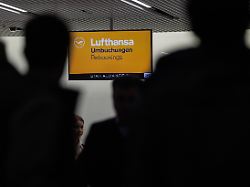 menschen stehen vor einem service schalter der lufthansa am frankfurter flughafen am donnerstag beginnt ein eintaegiger streik der piloten und flugbegleiter der lufthansa