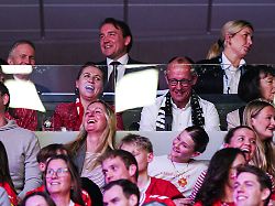 mette frederiksen ministerpraesidentin von daenemark und friedrich merz bundeskanzler cdu den daenemark vs deutschland handball ehf europameisterschaft 2026 finale 01 02